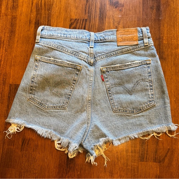 Levi’s Ribcage High Waist Distressed Denim Women’s Shorts - Picture 7 of 7